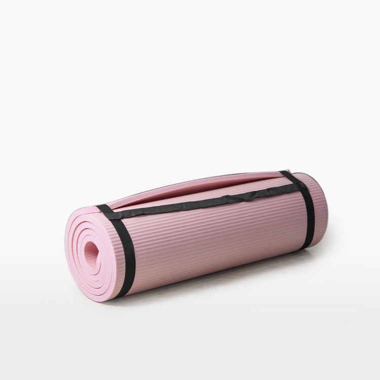 Tapete de yoga Rosa baby enrollado con correa negra sobre fondo blanco, ideal para ejercicio, pilates y rehabilitación en casa