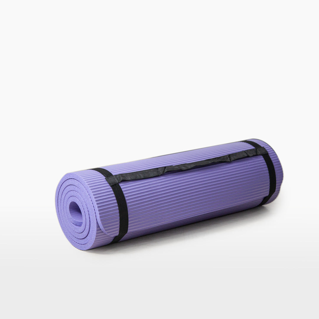 Tapete de yoga Morado enrollado con correa negra sobre fondo blanco, ideal para ejercicio, pilates y rehabilitación en casa